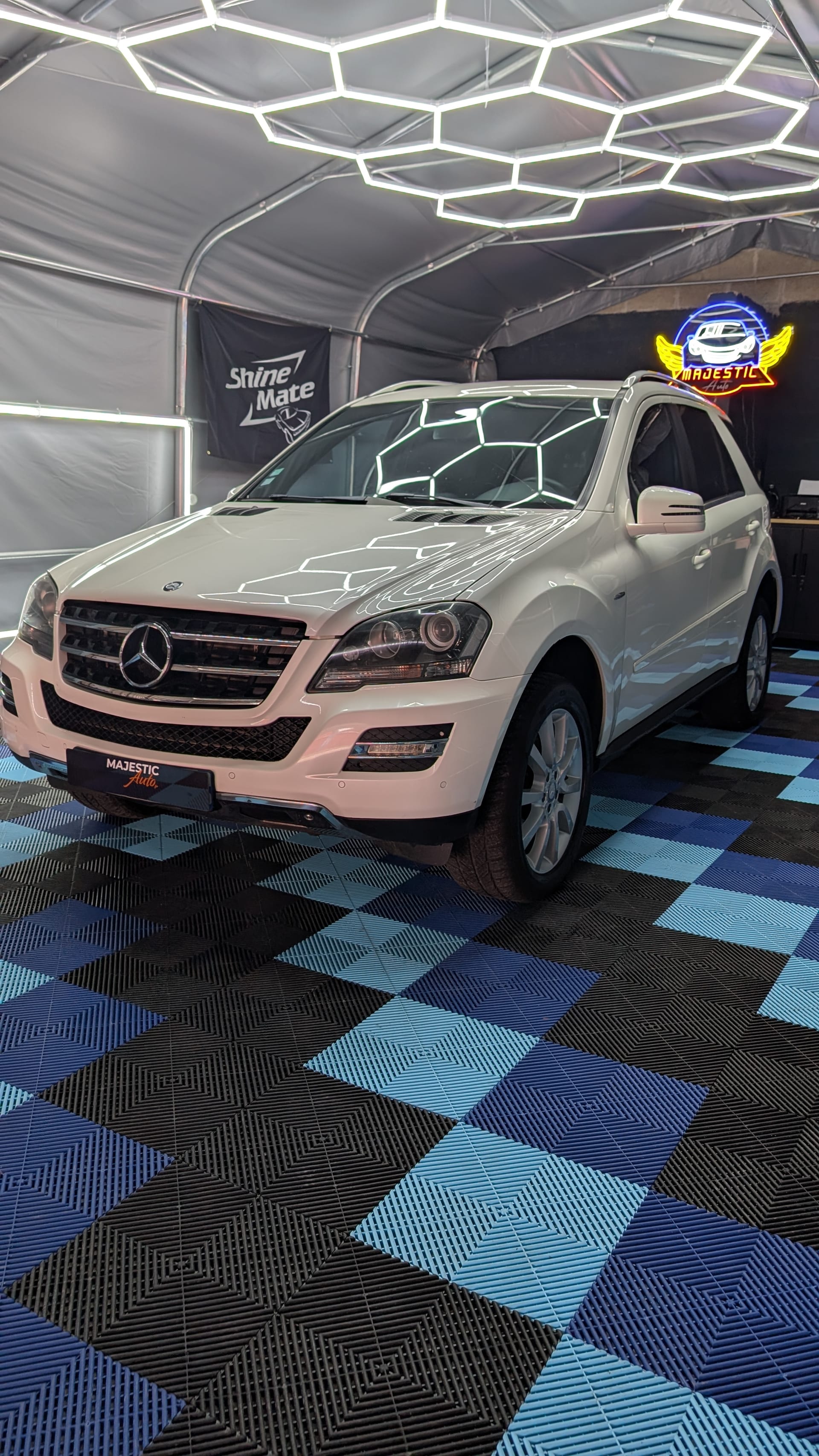 Mercedes ML en cours de detailing dans l'atelier MajesticAuto à Domart-en-Ponthieu, éclairage professionnel hexagonal