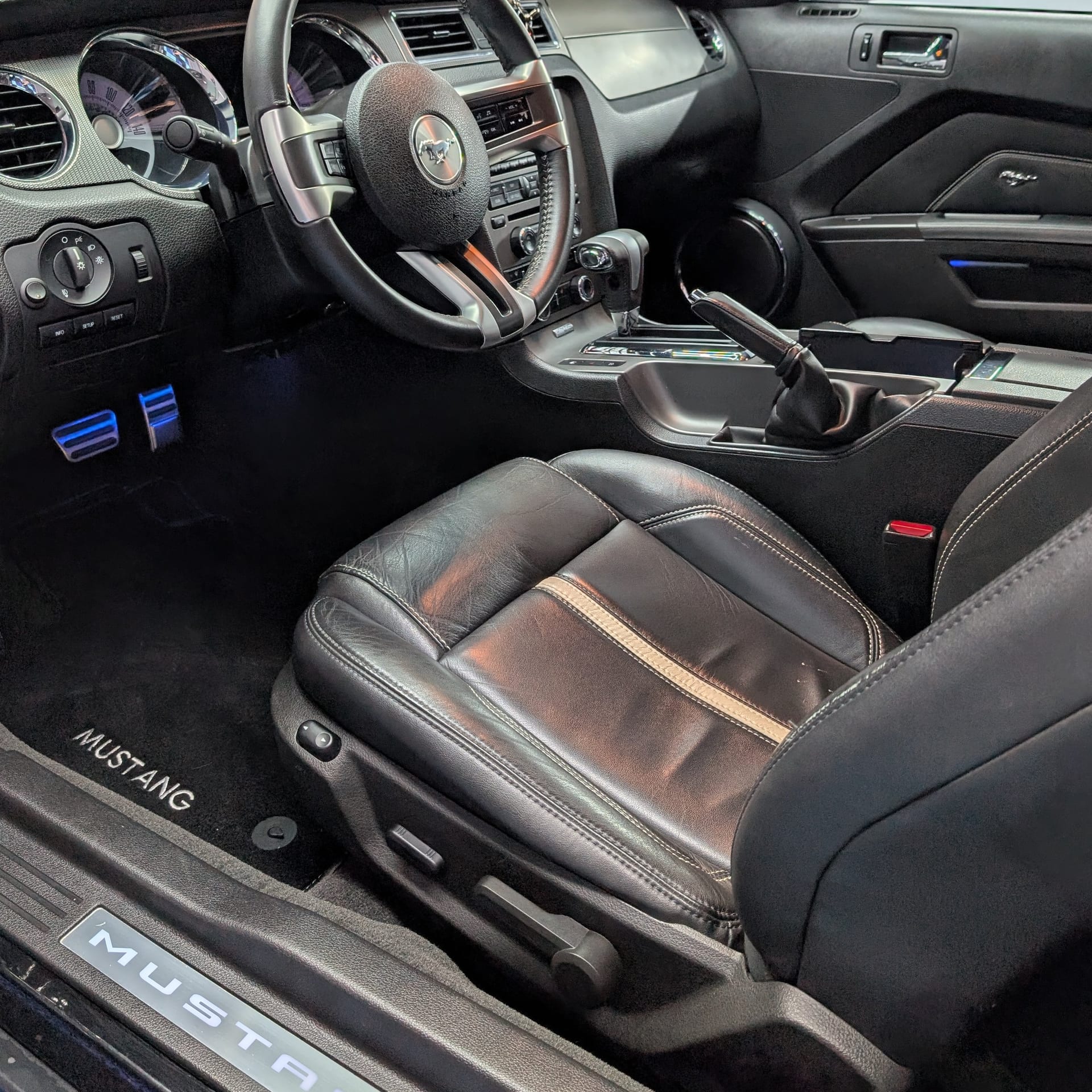 Nettoyage intérieur cuir d'une Ford Mustang dans l'atelier MajesticAuto