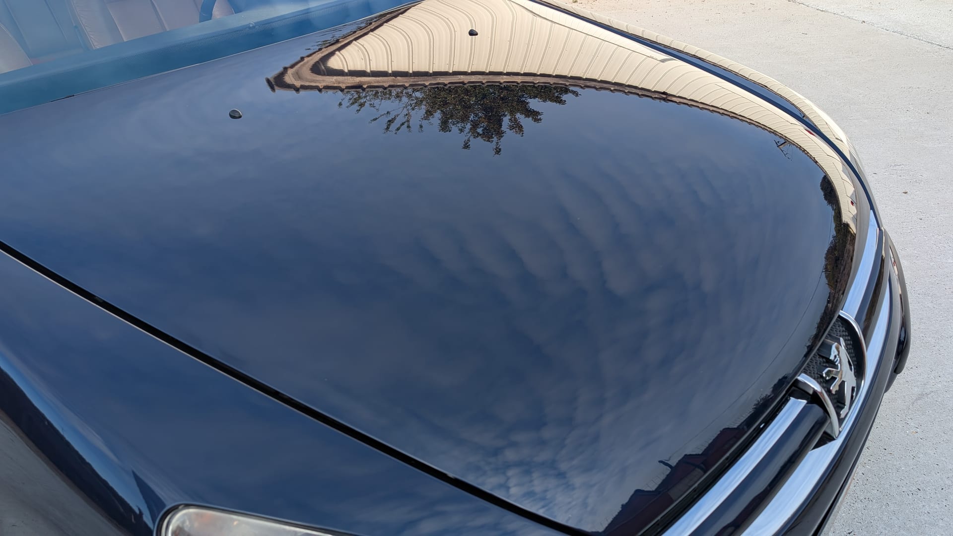 Polissage miroir du capot d'une Peugeot dans l'atelier MajesticAuto à Domart-en-Ponthieu