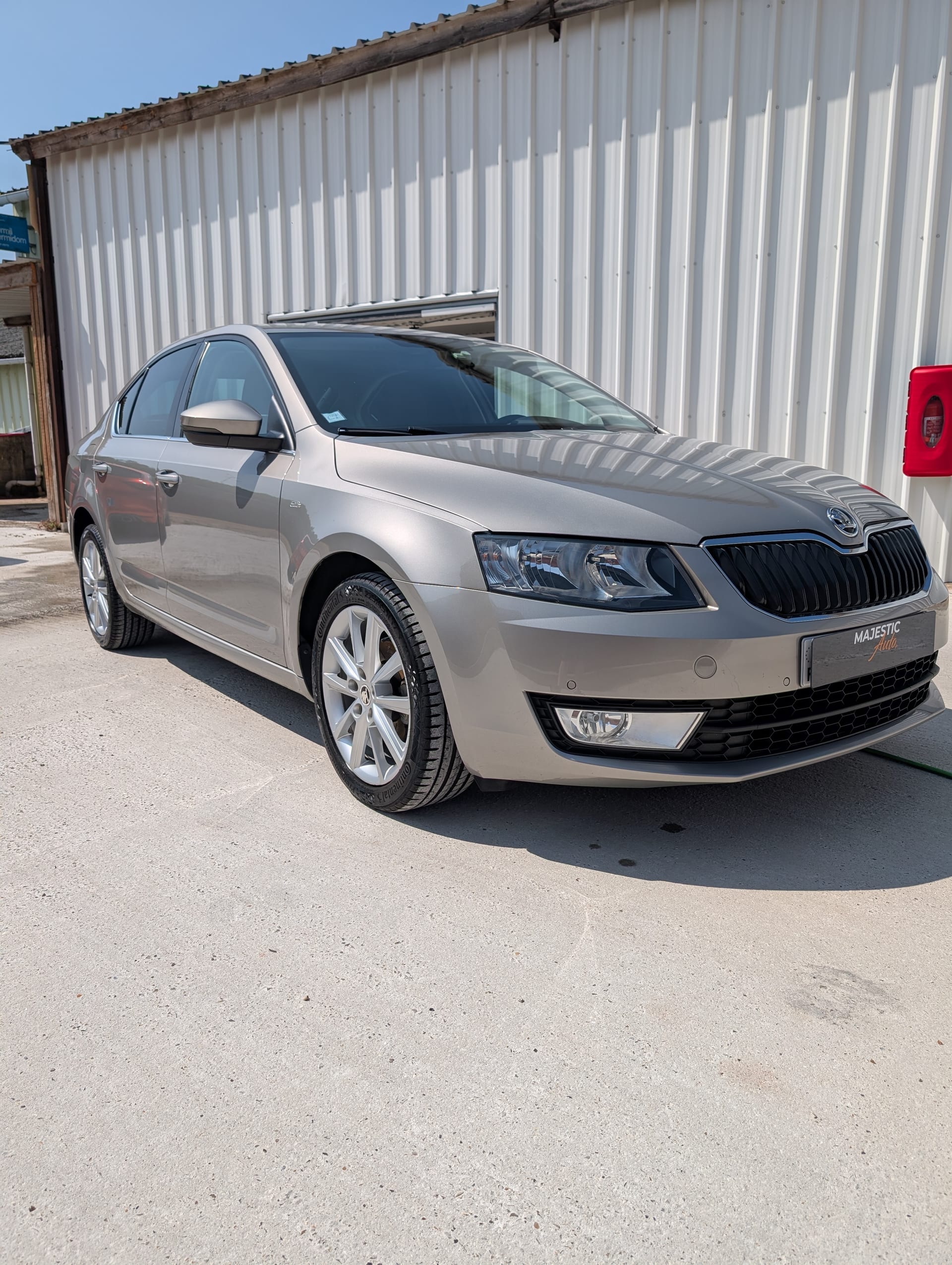 Skoda Octavia en cours de detailing extérieur dans l'atelier MajesticAuto à Domart-en-Ponthieu
