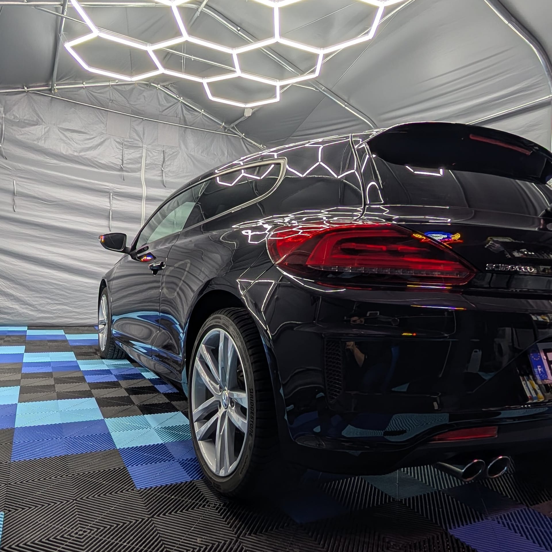 SUV noir en cours de detailing sous éclairage professionnel dans l'atelier MajesticAuto à Domart-en-Ponthieu